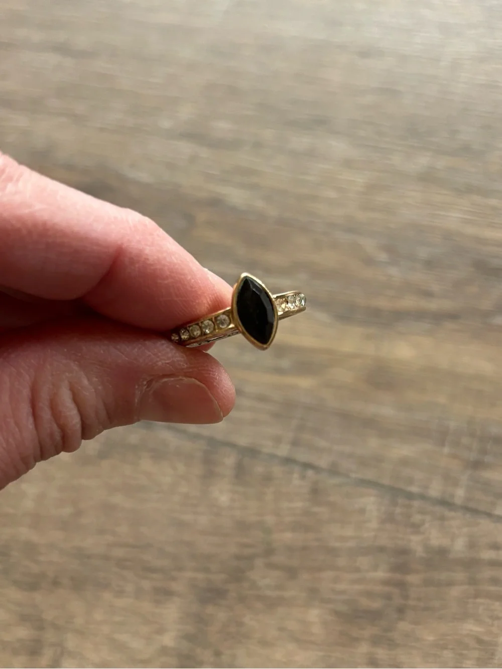 Vintage women’s size 10 marquise-cut black center stone rhinestones metal ring